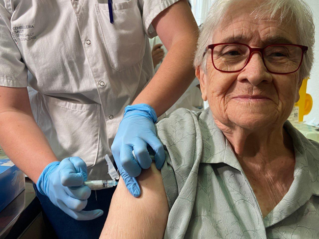 Se inicia la campaña de vacunación contra la gripe y la COVID-19 en las residencias de las Islas