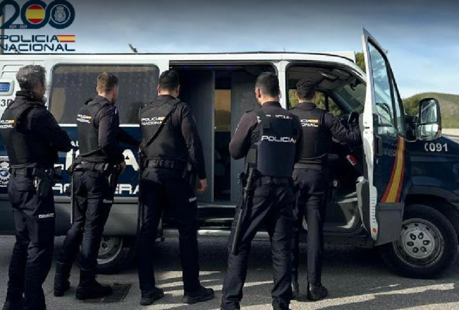 La Policía Nacional detiene a dos jóvenes por amenazar con un arma blanca al propietario de un bar y agredirle