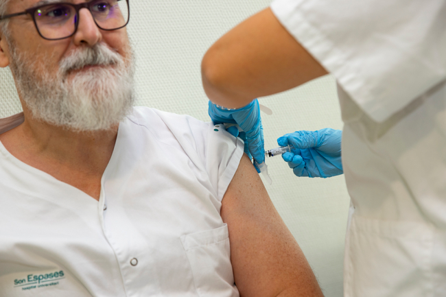 Empieza la campaña de vacunación contra la gripe y la COVID-19 para la población de riesgo en los centros de salud