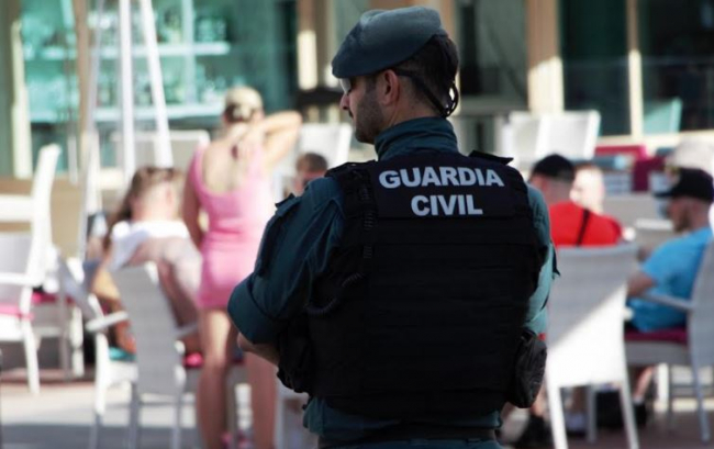 La Guardia Civil ha detenido a dos varones  por el hurto de un teléfono móvil en Magaluf