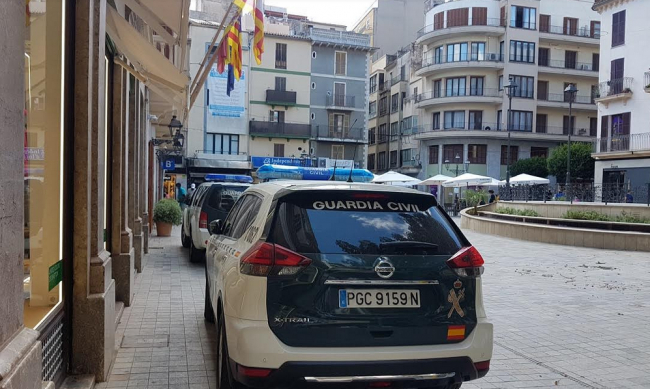 La Guardia Civil de Inca ha detenido a dos varones por un delito de robo con fuerza en interior de vehículos