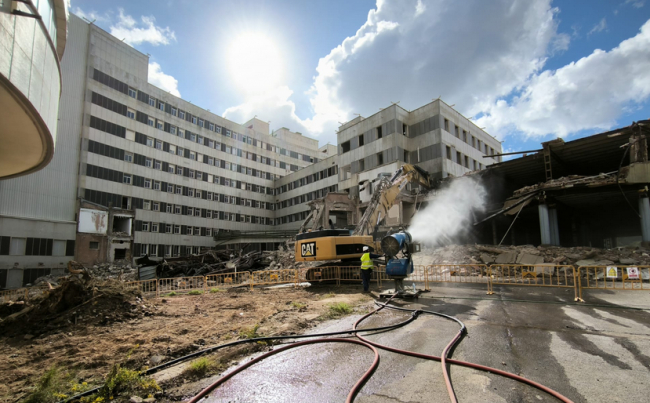 Empieza la demolición del edificio semicircular del antiguo Hospital Son Dureta