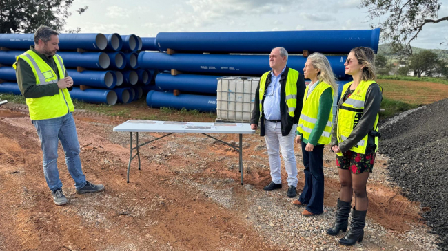 La alcaldesa de Santa Eulària des Riu, Carmen Ferrer, y el gerente de Abaqua, Emeterio Moles, visitan las obras de renovación del tramo de la conducción de agua desalada del ramal este de la interconexión de Eivissa