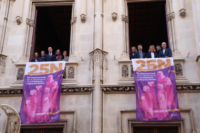 El Consell de Mallorca reivindica la lucha para eliminar la violencia contra las mujeres colgando una banderola con motivo del 25N