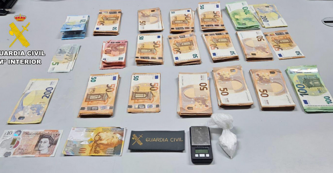 La Guardia Civil detiene a una persona en un punto de verificación ciudadana por un
delito contra la salud pública