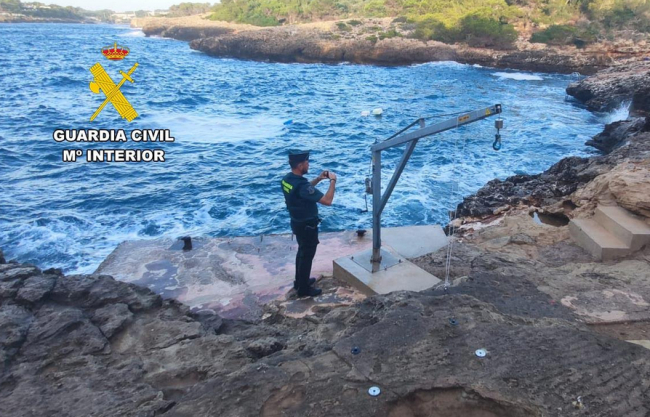 La Guardia Civil investiga la instalación ilegal de una grúa en la costa de Cala Egos