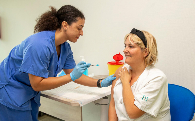 Se puede acceder a la vacunación contra la gripe y la COVID-19 sin cita en los centros de salud habilitados