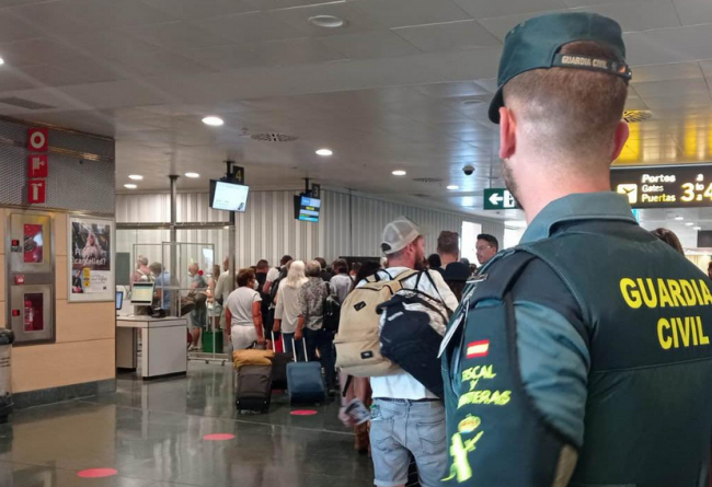 La Guardia Civil ha detenido a una mujer por un delito de hurto en la isla de Ibiza