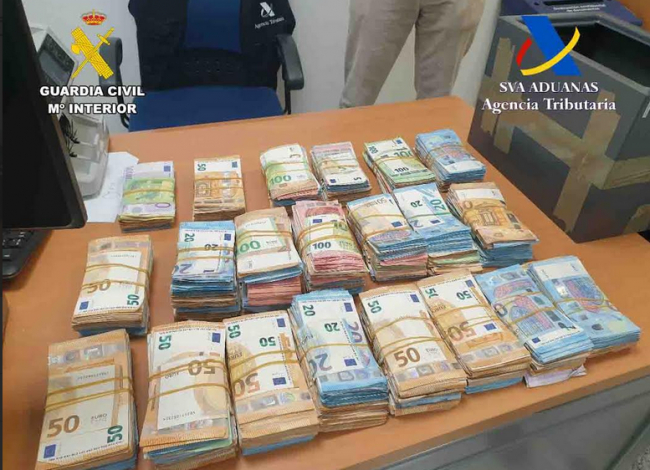 Intervenidos más de 200.000 euros ocultos en un paquete en el aeropuerto de Palma