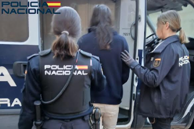 La Policía Nacional detiene a un hombre por escalar hasta el balcón y agredir a su pareja