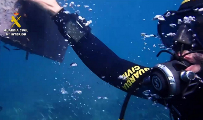 La Guardia Civil recupera seis baterías que habían sido arrojadas al fondo marino en Ibiza