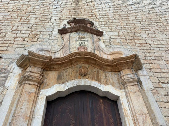 Finalizadas las obras de restauración de la puerta principal de la iglesia parroquial de Sant Bartomeu de Alaró