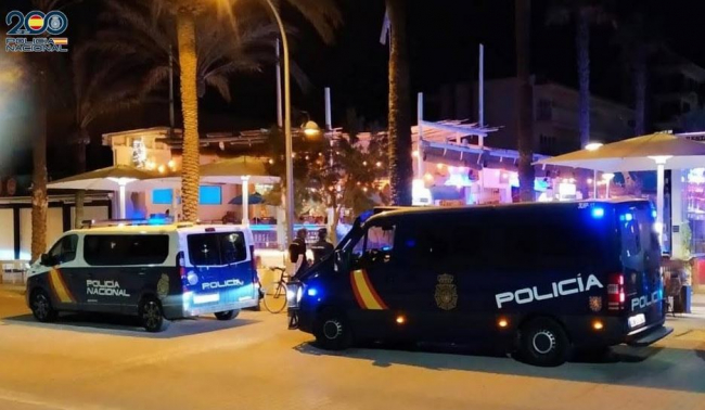 La Policía Nacional detiene a un recepcionista de un hotel por destrozar el establecimiento donde trabajaba