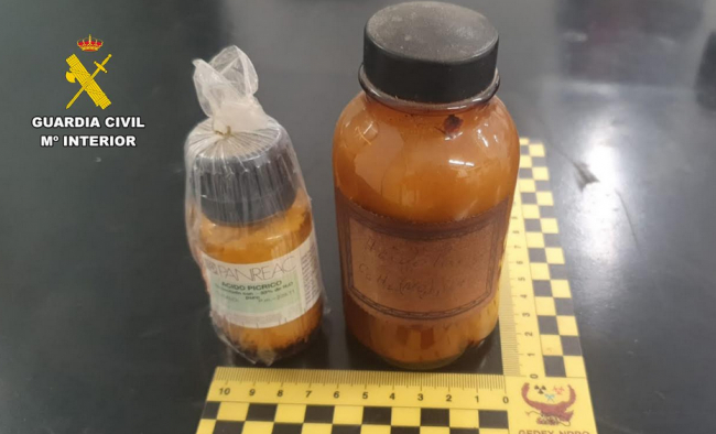 La Guardia Civil retira una sustancia explosiva de un instituto de Felanitx