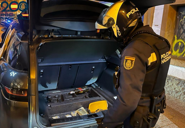 La Policía Nacional detiene a un hombre por portar droga en el interior del vehículo que conducía