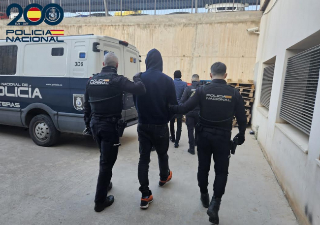 La Policía Nacional detiene a cuatro hombres en un operativo por robos y hurtos en interior vehículos