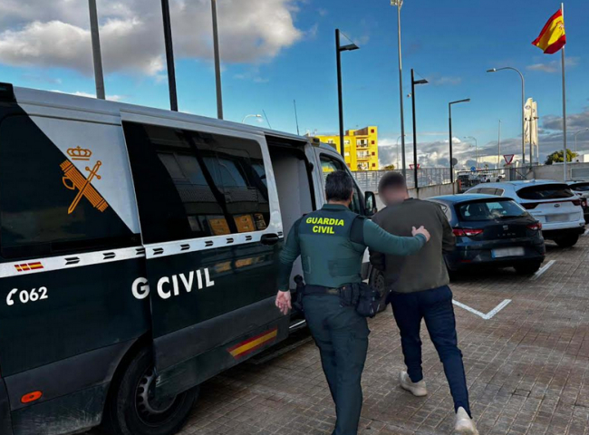 La Guardia Civil detienen a una persona cuando acababa de cometer un robo