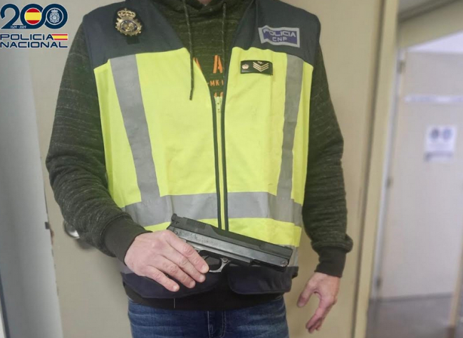 La Policía Nacional detiene a un hombre por cuatro atracos a punta de pistola y once  robos con fuerza 