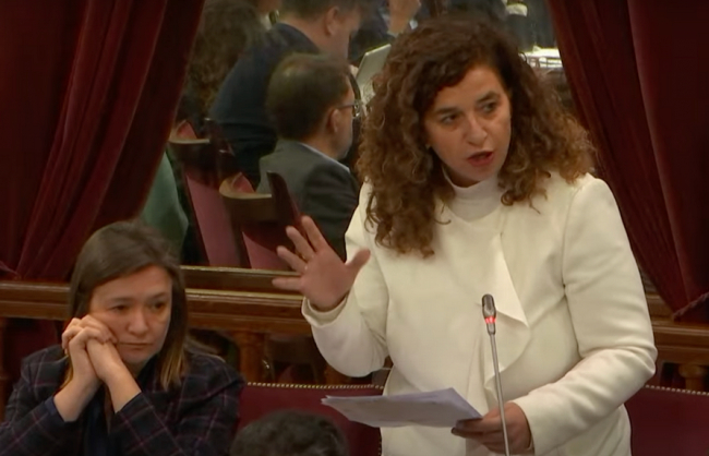 El Govern admite por primera vez 'irregularidades' en el control horario de la portavoz del PP en el Consell, Núria Riera, en su trabajo como funcionaria de la CAIB