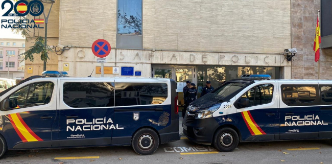 La Policía Nacional de Manacor detiene a dos varones por extorsionar a varias personas para que les dieran dinero