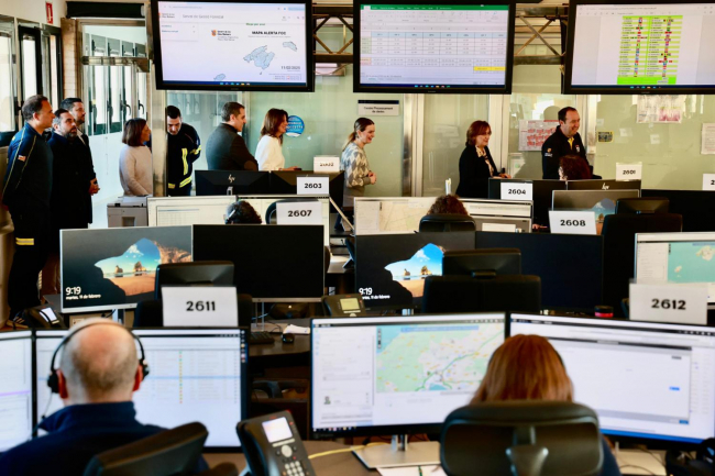 La presidenta del Govern de les Illes Balears ha visitado al personal del Centro de Emergencias 112