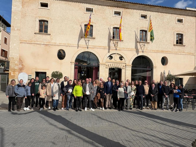 Un total de doce comercios de Sa Pobla reciben el distintivo que los acredita como Emblemàtics Balears