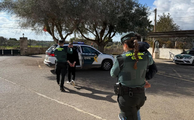 La Guardia Civil ha detenido a dos personas por tres robos con fuerza en establecimientos de Llucmajor