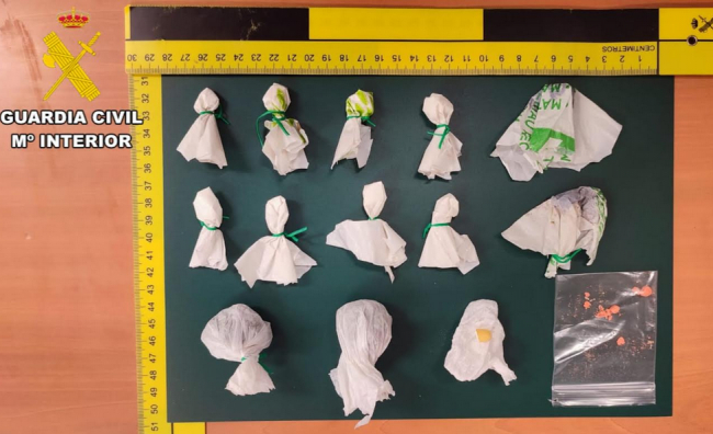 La Guardia Civil ha detenido a un
varón por un delito de tráfico de
drogas