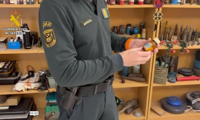 La Guardia Civil retira otros tres
recipientes de una sustancia explosiva de un instituto de Llucmajor