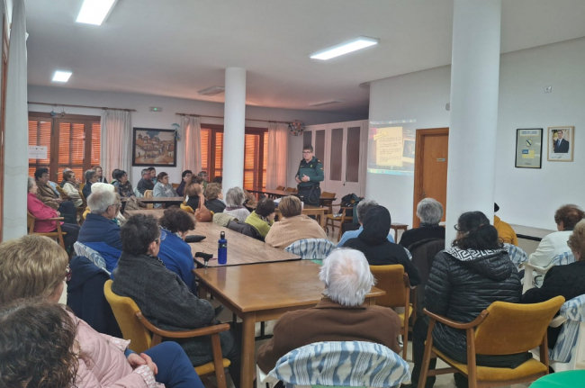 La Guardia Civil explica a los mayores de Llubí consejos para prevenir ser víctima de un delito