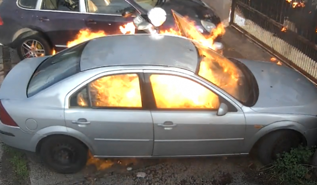 La Policía Nacional detiene a un joven que prendió fuego a dos vehículos y la puerta de acceso de una casa 