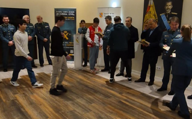 La Guardia Civil hace entrega de una distinción a los alumnos de los cinco mejores equipos que participaron en la VI Ciberliga