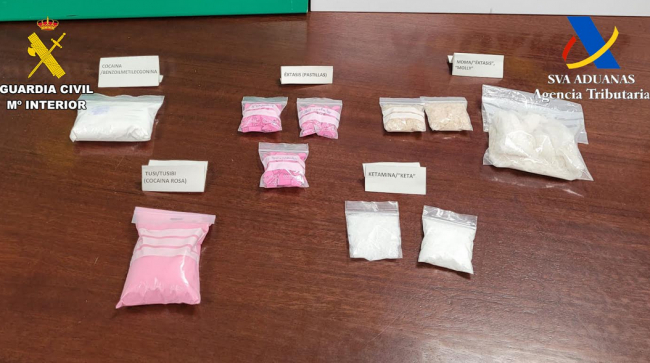 La Guardia Civil en colaboración con la Agencia Tributaria, ha detenido a dos personas por tráfico de drogas en el aeropuerto de Palma