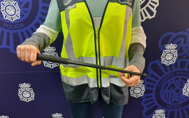 La Policía Nacional detiene a un hombre que agrede a otro en un bar con un bastón extensible