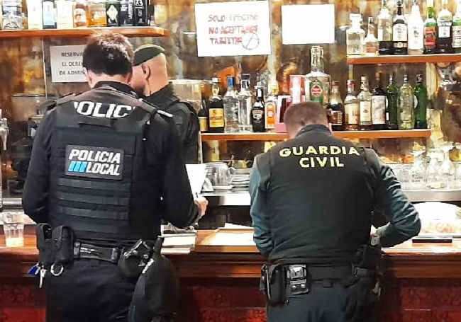 La Guardia Civil y Policía Local de Sa Pobla inspecciona y cierra un local debido a la gran cantidad de infracciones que presentaba