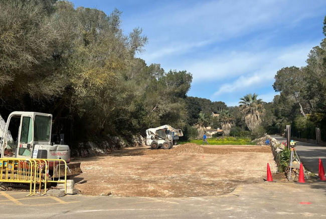 El Ayuntamiento de Santanyí adecua un solar para mejorar el aparcamiento, la circulación y
el alumbrado en la playa de Cala Santanyí
