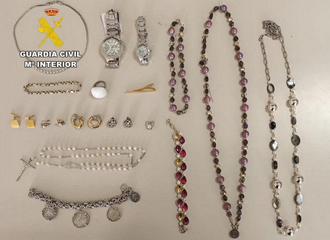 La Guardia Civil ha detenido en Binissalem a un varón por un delito de robo con violencia e intimidación