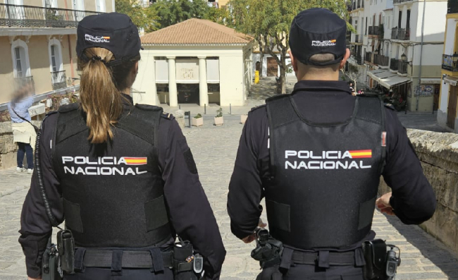 La Policía Nacional detiene a un hombre in fraganti al entrar en breve espacio de tiempo en dos locales para robar