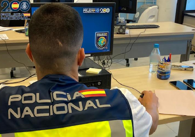 La Policía Nacional detiene en el aeropuerto a cuatro personas con pasaporte falso