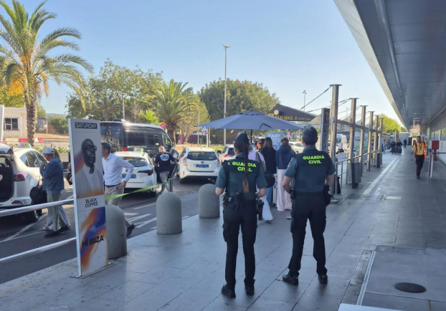 La Guardia Civil ha inmovilizado seis vehículos dedicados al transporte ilegal de viajeros en la Isla de Ibiza