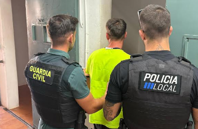 La Guardia Civil y la Policía Local de Sant Antoni de Portmany han detenido a un varón por un delito de hurto continuado en establecimientos