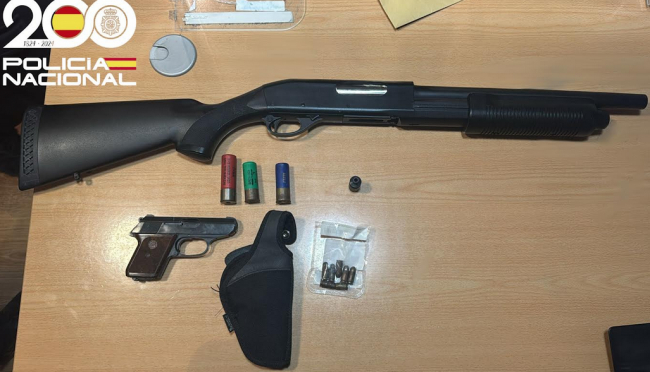 La Policía Nacional detiene a un varón por entrar a un bar con armas de fuego y amenazar al personal