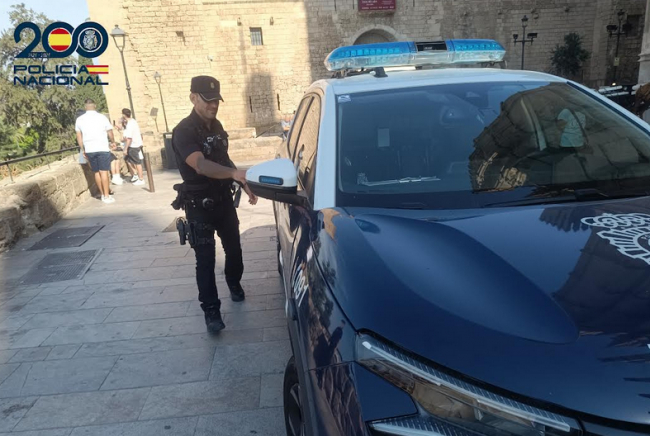 La Policía Nacional detiene a un joven conduciendo una motocicleta con cuatro personas a bordo 