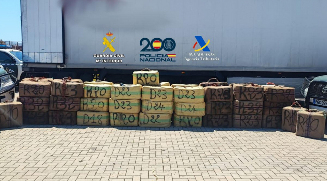 Intervenidos en el puerto de Ibiza 2.500 kilos de hachís en el interior de un camión