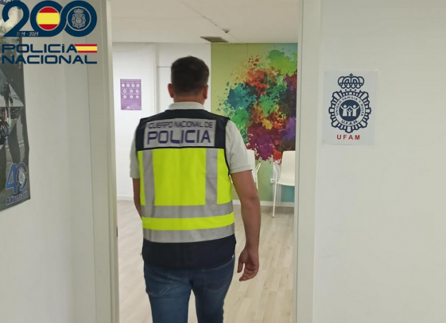 La Policía Nacional detiene a un hombre por cobrar por adelantado trabajos de barnizado sin llegar a realizar los mismos