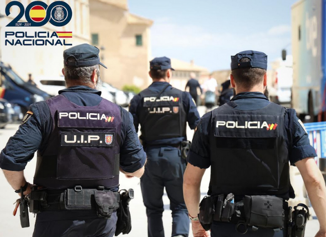 La Policía Nacional detiene a dos varones por fracturar varios vehículos para robar en su interior y por acceder a un domicilio