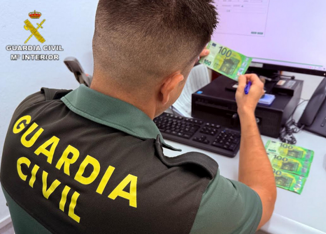 La Guardia Civil detiene a dos hombres por intentar pagar con dinero falso en una discoteca de Magaluf