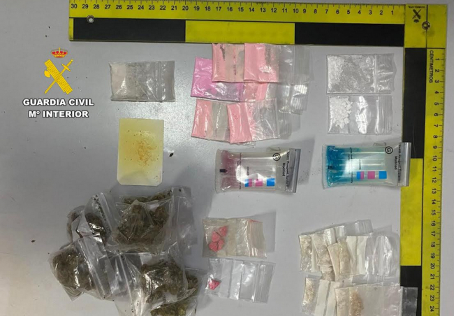 Sin permiso de conducir y con numerosas dosis de todo tipo de drogas, ocultas en el vehículo
