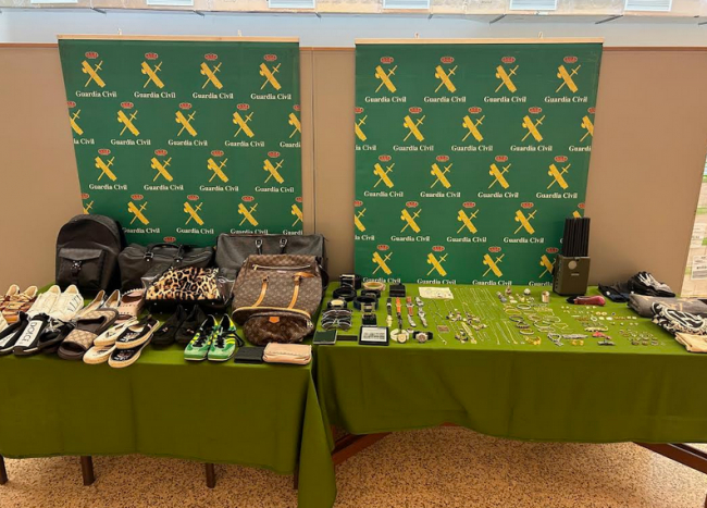 La Guardia Civil expone los objetos incautados en la operación Ceviche para que sean reconocidos por sus propietarios
