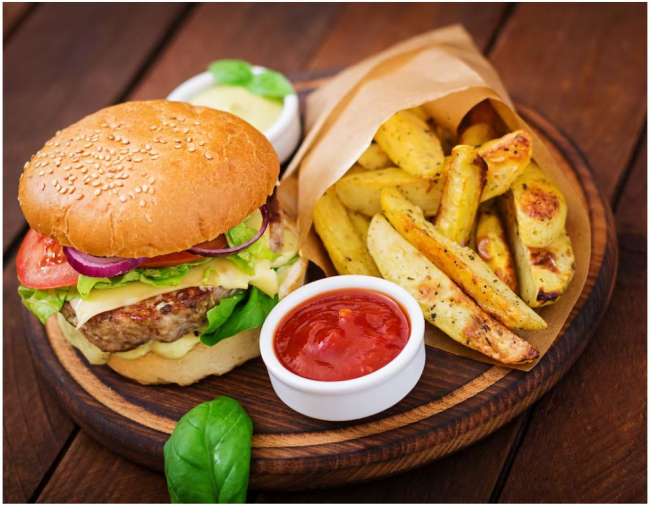 Salud recomienda consumir las hamburguesas bien hechas en verano para evitar toxinfecciones alimentarias